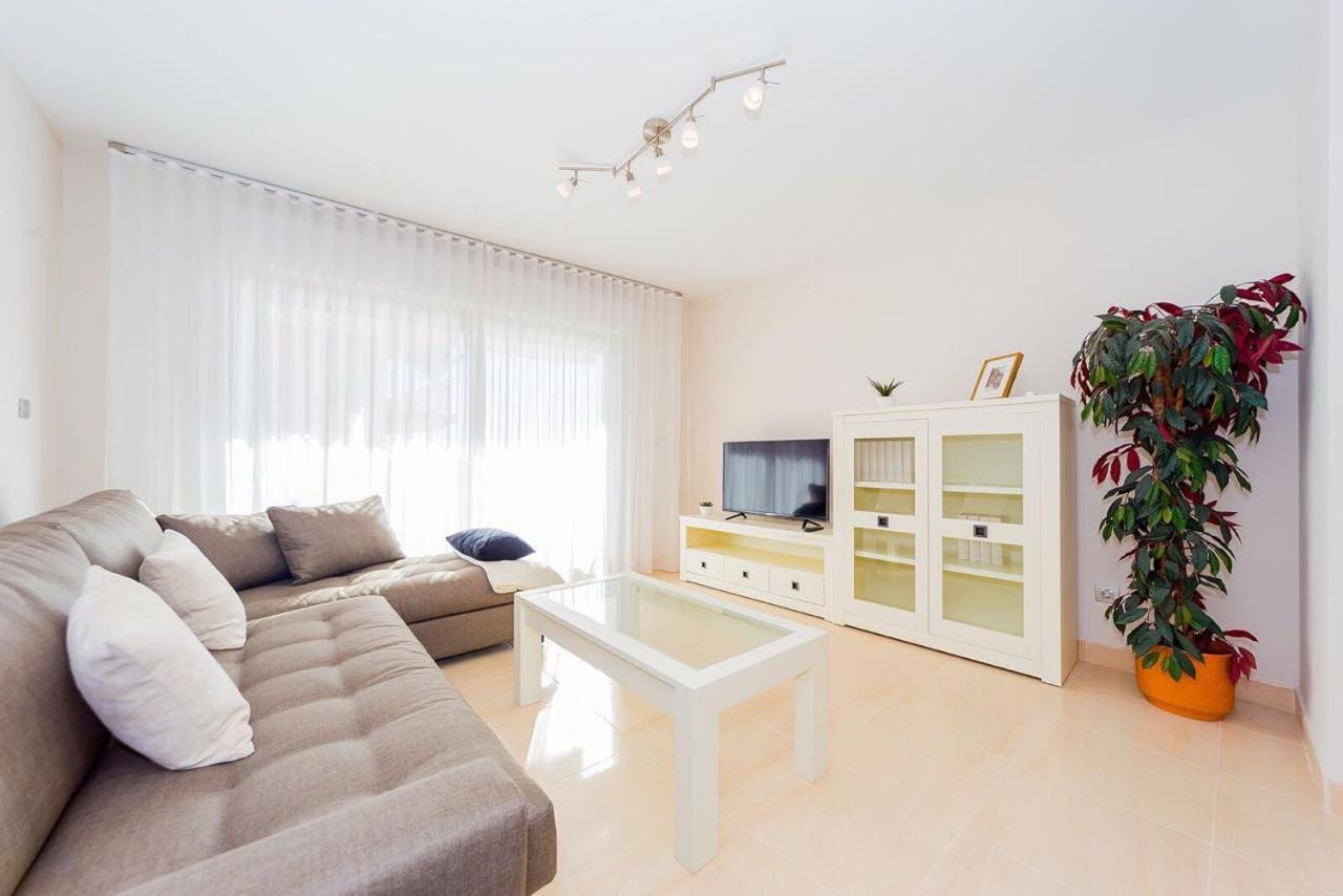 Шикарная квартира на первой линии -Luxury apartment on the first line sea Торевьиа Экстерьер фото